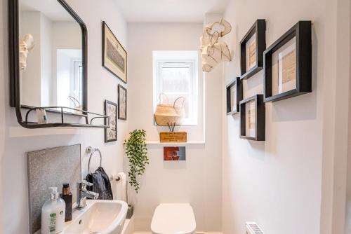 a bathroom with a sink and a mirror at Martlet Cottage Aldeburgh Air Manage Suffolk in Aldeburgh