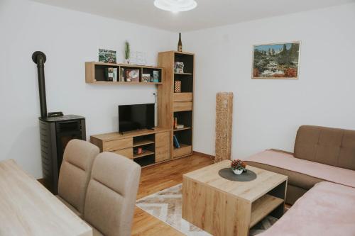 a living room with a couch and a table at I&T apartman in Gospić