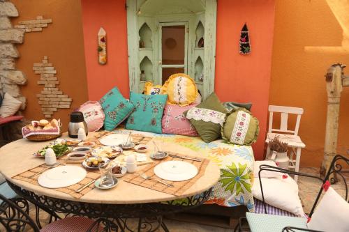 una mesa en una habitación con sofá y una mesa con platos en Parva Port, en Alacati
