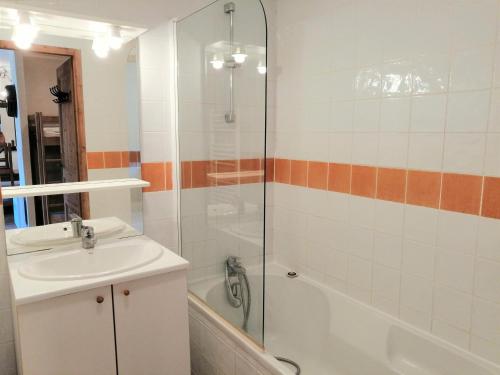 uma casa de banho com um lavatório e um chuveiro em Appartement Morillon 1100, 2 pièces, 6 personnes - FR-1-412-38 em Morillon