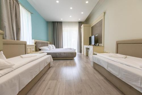 Habitación de hotel con 2 camas y TV en Degenfeld Kastély Tóparti Vendégház en Téglás