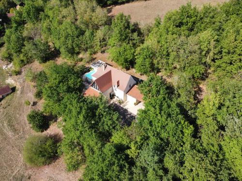 uma vista aérea de uma casa na floresta em Magnifique Villa de prestige, piscine chauffée em Marnac