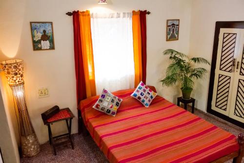 a bedroom with a bed and a window at "Sunny Cow" Village Villa in Anjuna