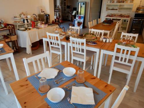 a dining room with a wooden table and chairs at Ca' Vascon Alloggio Agrituristico in Villa Estense
