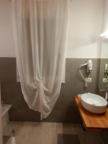 a bathroom with a sink and a shower curtain at Ca' Vascon Alloggio Agrituristico in Villa Estense