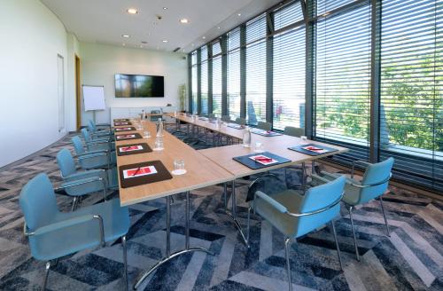 a large conference room with a long table and chairs at Hotel am Kloster in Werne an der Lippe