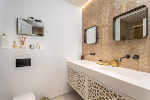 y baño con lavabo y espejo. en Luxury apartment very near to the beach, en Tel Aviv