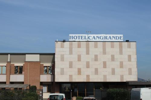 a hotel garage with a sign on top of it at Hotel Cangrande Di Soave in Soave