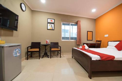 1 dormitorio con 1 cama, mesa y sillas en Van Giao Hotel, en Ho Chi Minh