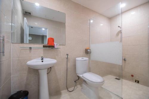 Un baño con inodoro, lavabo y ducha. en Van Giao Hotel, en Ho Chi Minh