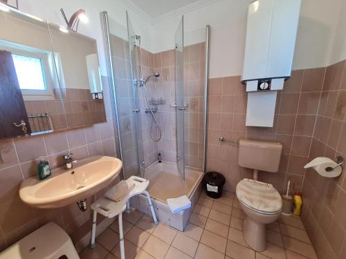 La salle de bains est pourvue d'une douche, d'un lavabo et de toilettes. dans l'établissement Haus Ekke Nekkepenn II, Haus Ekke Nekkepenn II, Whg C2, à Wyk auf Föhr