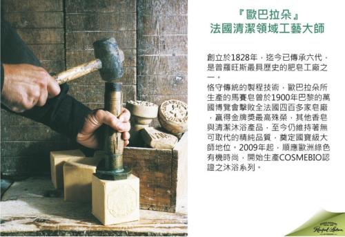 Ein Mann, der einen Hammer in einer Kiste mit Artefakten hält. in der Unterkunft Gancheng Homestay in Jian