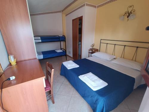 een slaapkamer met een bed, een bureau en een tafel bij Acqua Cristallina in Arenella