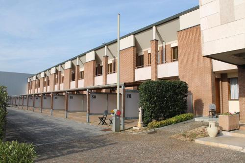 a building with a long row of parking spaces at Hotel Cangrande Di Soave in Soave