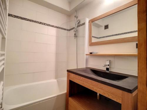 ein Badezimmer mit einem Waschbecken und einer Badewanne in der Unterkunft Appartement Les Menuires, 3 pièces, 6 personnes - FR-1-344-767 in Les Menuires