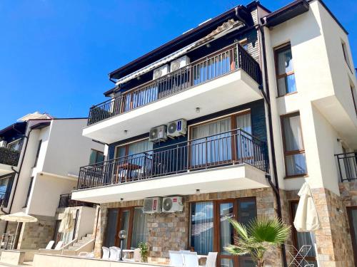 apartamentowiec z balkonem na górze w obiekcie Apartments in Villas Apolon w mieście Sozopol