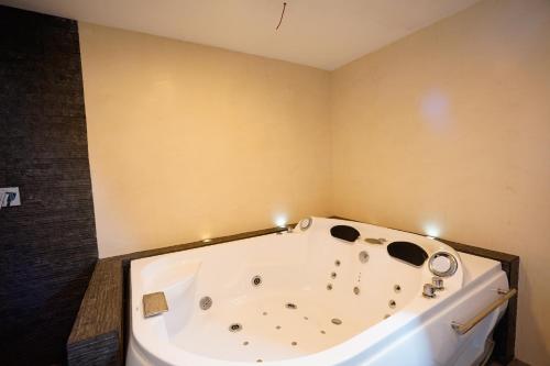 a large bath tub in a room with at Depar de lujo duplex familiar con Jaccuzi in Cuenca