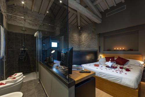 a bedroom with a bed and a bathroom with a shower at Palagina la cascina in Figline Valdarno