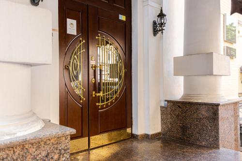 una gran puerta de madera con una rejilla de oro metálico en Senator City Center, en Kiev