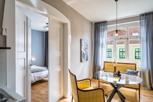 una camera da letto con tavolo e sedie di cozy Apartment SOLARIS in Meißen Altstadt Netflix a Meißen
