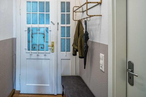 una porta con una panchina davanti ad una porta di cozy Apartment SOLARIS in Meißen Altstadt Netflix a Meißen