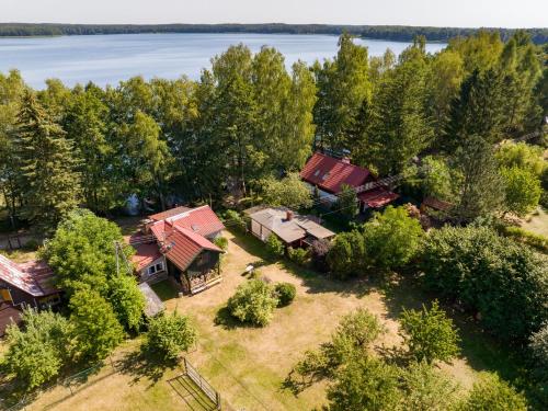 een luchtzicht op een huis met bomen en water bij Domek Całoroczny Jaśkowa Chata Leleszki 30 dom 4 in Leleszki