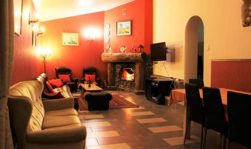 a living room with red walls and a fireplace at W Starym Ogrodzie in Wolimierz