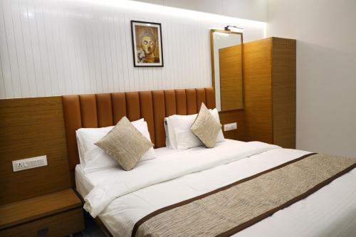 Tulsi Hotelにあるベッド