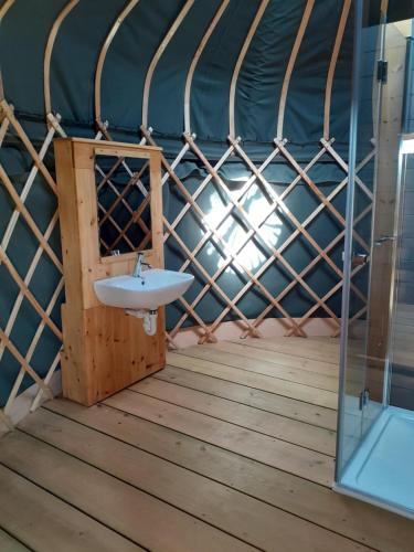 uma casa de banho com um lavatório numa tenda em Wild Meadow, Lodge Farm, East Raynham em Fakenham
