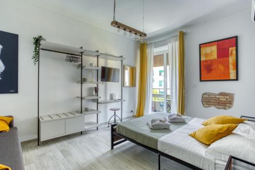 ローマにあるSAPIENZA Grand Apartmentの白いベッドルーム(ベッド1台、窓付)