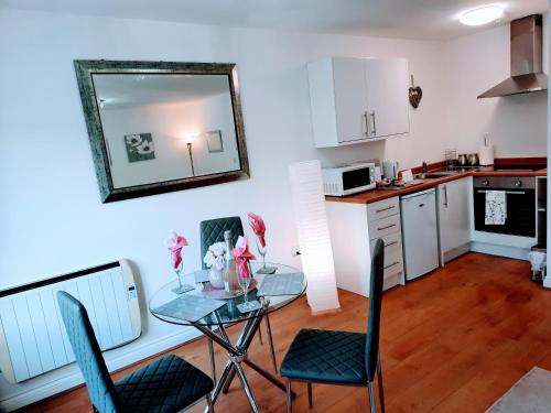 uma cozinha e sala de jantar com mesa e cadeiras em No 10 Brixham ( With Free Parking ) em Brixham