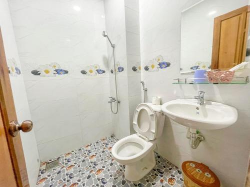 y baño con aseo y lavamanos. en Khách sạn Triều Dâng en Liên Trì (4)