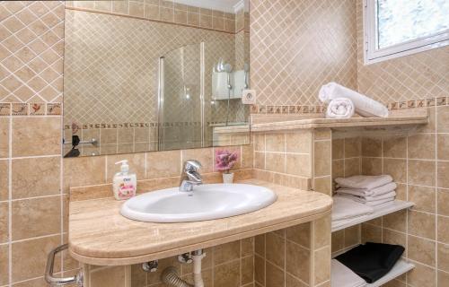 La salle de bains est pourvue d'un lavabo et d'un miroir. dans l'établissement Casa Jolatero Ventana al Charco, à Arrecife