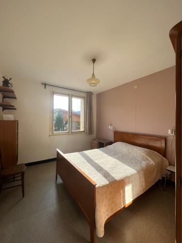 a bedroom with a bed and a window at La maison et l'étang - grand terrain privé in Vagney