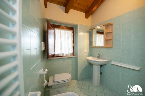 een badkamer met een toilet en een wastafel bij Antica Corte in Moniga