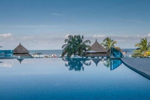 una piscina con vistas al océano en Las Americas Torre Del Mar en Cartagena de Indias