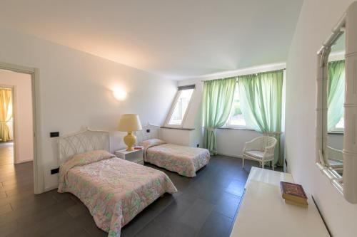 Habitación de hotel con 2 camas y ventana en Gli Zerbi, en Gavi