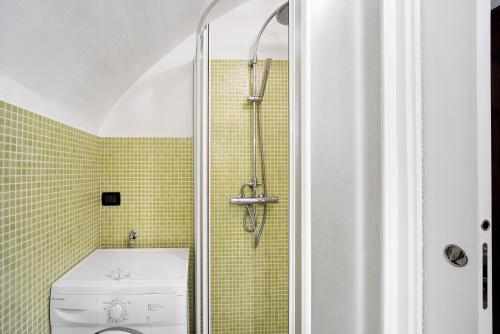 La salle de bains est pourvue d'une douche, de toilettes et d'un lavabo. dans l'établissement La casa tonda, à Dolceacqua