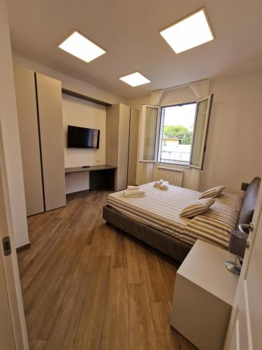 um quarto de hotel com uma cama e uma televisão em Appartamenti Mondo Per Te em Santa Margherita Ligure