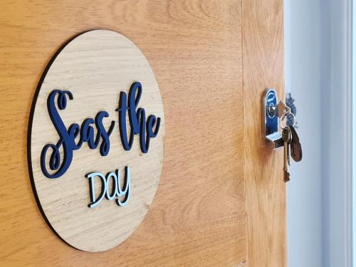 Ein Zertifikat, Auszeichnung, Logo oder anderes Dokument, das in der Unterkunft Seas the Day Beachfront Apartment Ramsgate - Sleeps 4 ausgestellt ist