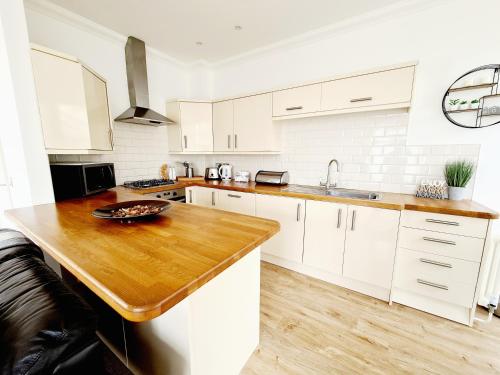 Küche/Küchenzeile in der Unterkunft Seas the Day Beachfront Apartment Ramsgate - Sleeps 4