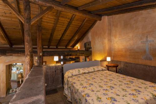 - une chambre avec un lit et une croix sur le mur dans l'établissement Dimora Migliori, à Viagrande