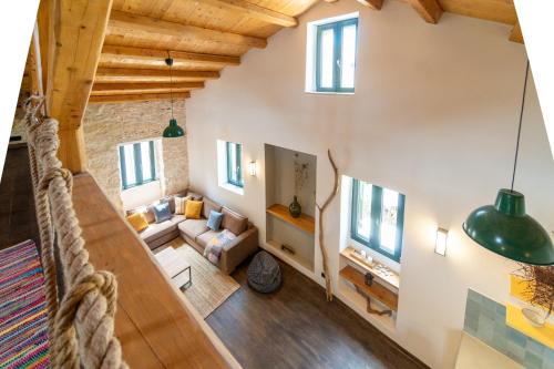 een uitzicht over de woonkamer van een huis bij Corfu Pigeon Nest in Corfu-stad
