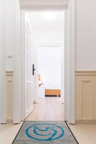 a hallway with a door leading to a bedroom at Villa Lilith Smart in Fertőrákos