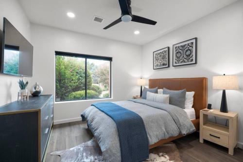Schlafzimmer mit einem Bett und einem Deckenventilator in der Unterkunft Amazing Luxury Home with Hot Tub & Views in Sedona