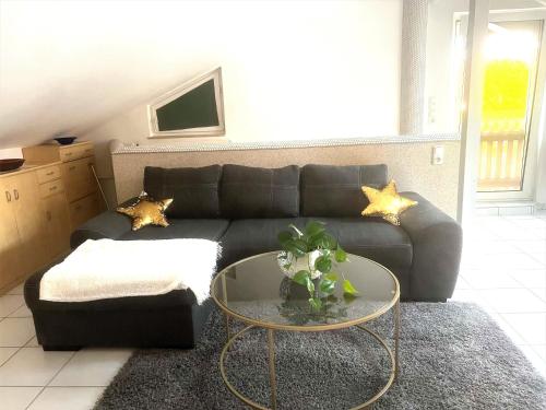 a living room with a couch and a table at Möblierte 3 Zimmer Apartment - Mit Smart TV, Wlan und kostenfreie Parkplätze in Schloß Holte-Stukenbrock