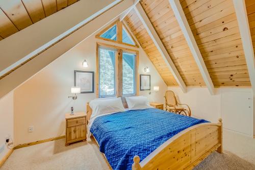 Schlafzimmer mit einem Bett und einem Fenster in der Unterkunft Cabin in the Woods in Tahoma