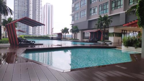 布城的住宿－Conezion Luxury 3BR for 7pax @IOI Resort Putrajaya，大楼中央的大型游泳池