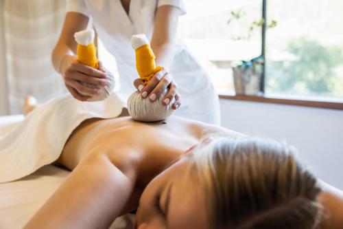 una mujer recibiendo un masaje de un terapeuta en Superior Hotel Alpenhof, en Flachau