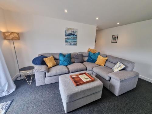 ein Wohnzimmer mit einem Sofa und einem Tisch in der Unterkunft No.2 Bloom Apartments, Bath in Bath